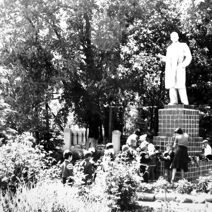У памятника В.И.Ленину, 1978 г.